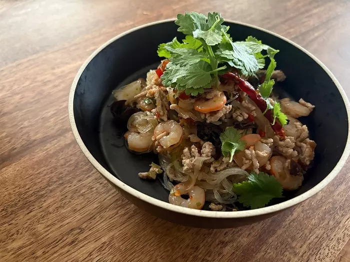 “名もなき料理”もグレードアップ!盛り付けに品が生まれる「脚付き大鉢」スタッフ使用レポ