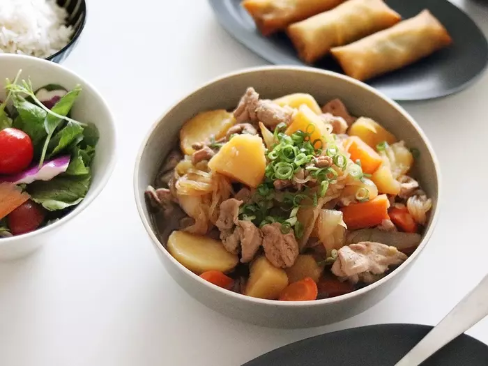 “名もなき料理”もグレードアップ!盛り付けに品が生まれる「脚付き大鉢」スタッフ使用レポ