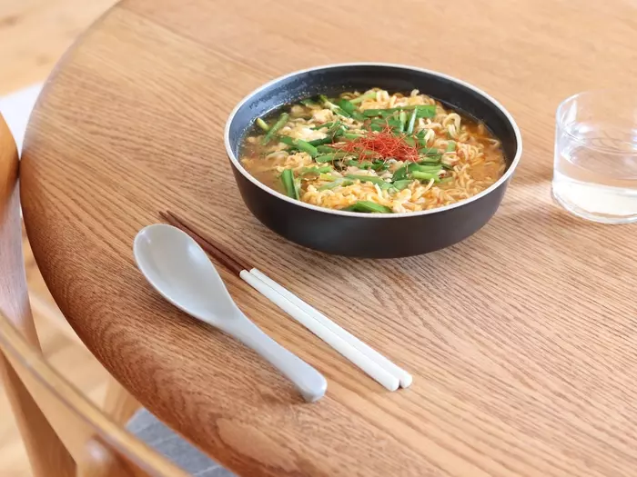 “名もなき料理”もグレードアップ!盛り付けに品が生まれる「脚付き大鉢」スタッフ使用レポ