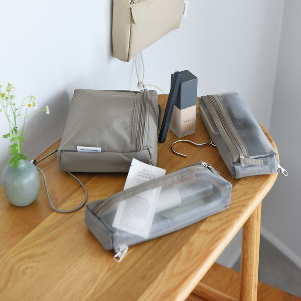 日帰りも長旅もコレ1つ！大小カスタマイズできる新型「吊り下げポーチ」誕生[PR]