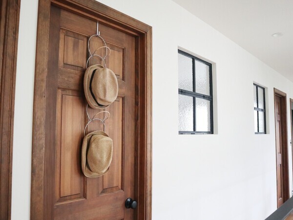 「ハットフックハンガー」で帽子を飾りながら、インテリアも衣替え[PR]