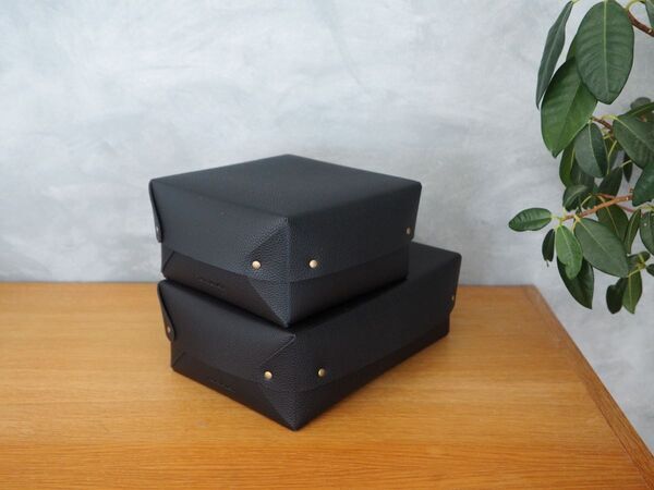 キッチン、ダイニング、リビングなどで散らかる物がスッキリ！見せ置きしながら片付けが叶う、「フェイクレザー収納ボックス」[PR]