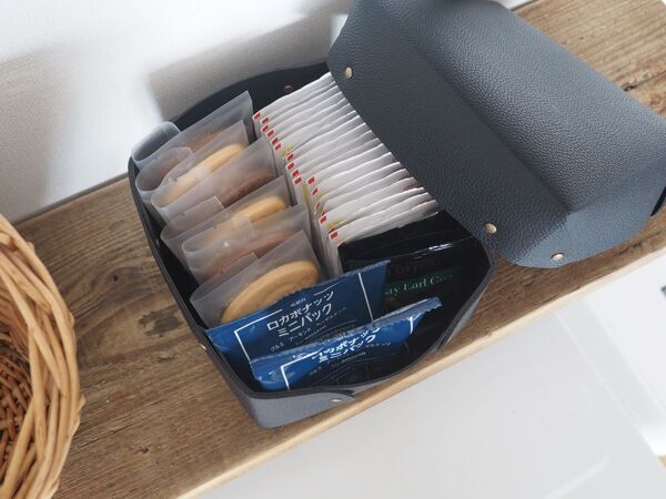 キッチン、ダイニング、リビングなどで散らかる物がスッキリ！見せ置きしながら片付けが叶う、「フェイクレザー収納ボックス」[PR]