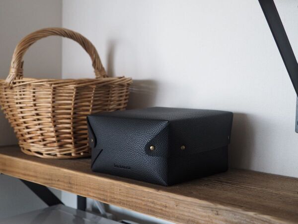 キッチン、ダイニング、リビングなどで散らかる物がスッキリ！見せ置きしながら片付けが叶う、「フェイクレザー収納ボックス」[PR]