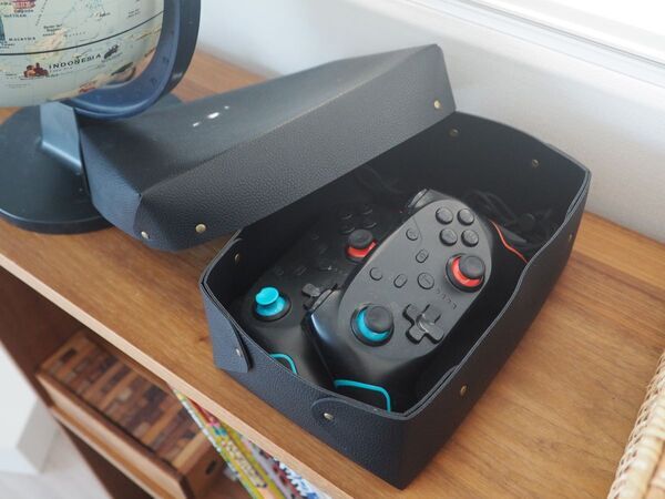 キッチン、ダイニング、リビングなどで散らかる物がスッキリ！見せ置きしながら片付けが叶う、「フェイクレザー収納ボックス」[PR]