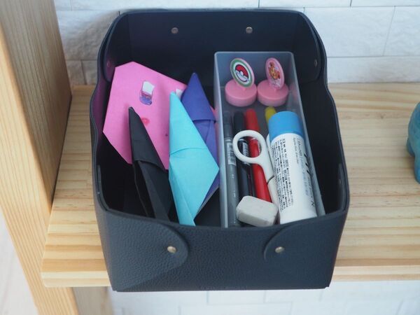 キッチン、ダイニング、リビングなどで散らかる物がスッキリ！見せ置きしながら片付けが叶う、「フェイクレザー収納ボックス」[PR]