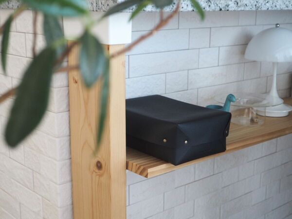 キッチン、ダイニング、リビングなどで散らかる物がスッキリ！見せ置きしながら片付けが叶う、「フェイクレザー収納ボックス」[PR]