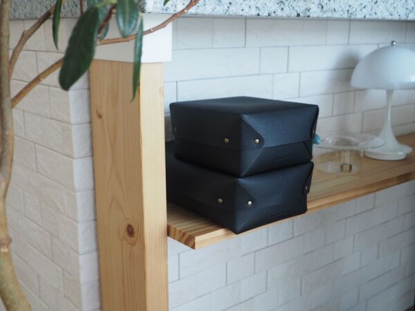 キッチン、ダイニング、リビングなどで散らかる物がスッキリ！見せ置きしながら片付けが叶う、「フェイクレザー収納ボックス」[PR]