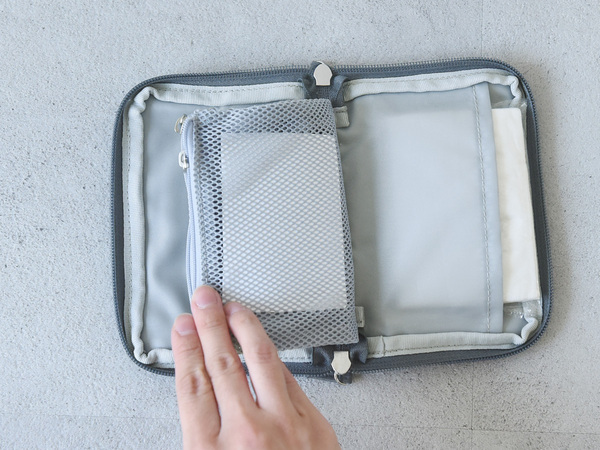 ペラペラめくって小物迷子をスピード解決！小分け整頓上手な「手帳型ポーチ」[PR]