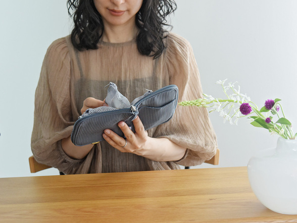 ペラペラめくって小物迷子をスピード解決！小分け整頓上手な「手帳型ポーチ」[PR]