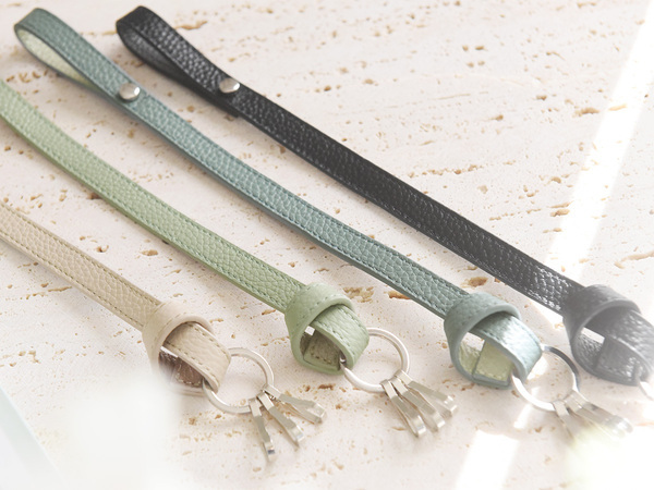 上質感と実用性で選びたい、レザー小物で季節先取り！[PR]