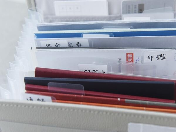 旅行目前で「パスポートどこ！？」の大捜索もなくなる、大事なものをすっきりまとめる貴重品ケース[PR]