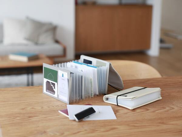 旅行目前で「パスポートどこ！？」の大捜索もなくなる、大事なものをすっきりまとめる貴重品ケース[PR]