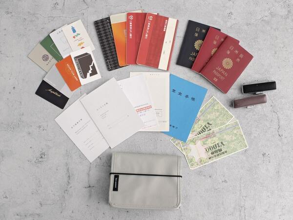 旅行目前で「パスポートどこ！？」の大捜索もなくなる、大事なものをすっきりまとめる貴重品ケース[PR]