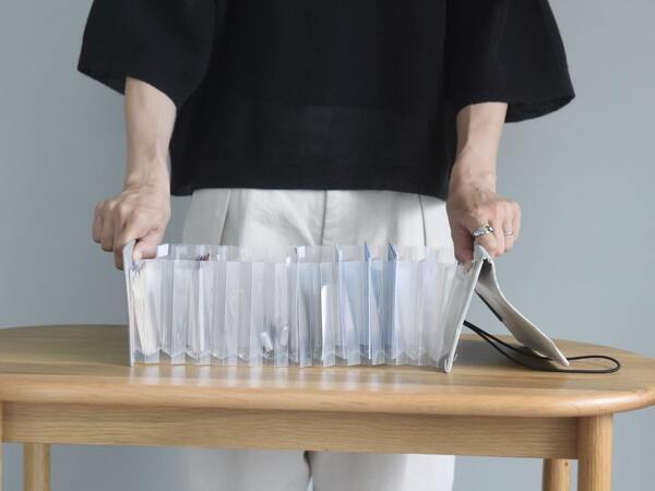 旅行目前で「パスポートどこ！？」の大捜索もなくなる、大事なものをすっきりまとめる貴重品ケース[PR]