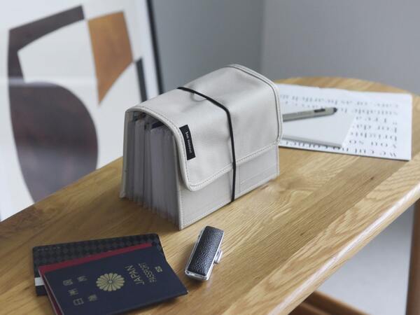 旅行目前で「パスポートどこ！？」の大捜索もなくなる、大事なものをすっきりまとめる貴重品ケース[PR]