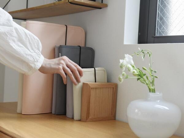 旅行目前で「パスポートどこ！？」の大捜索もなくなる、大事なものをすっきりまとめる貴重品ケース[PR]