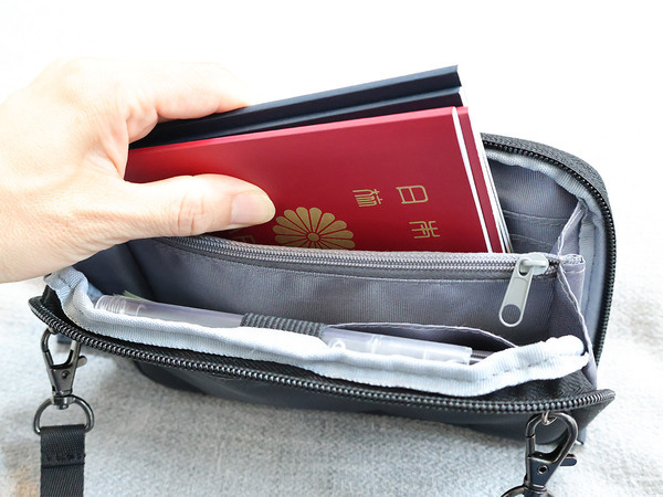 家族分のパスポートの収納＆管理がし易い専用ケースがあれば、子連れ海外旅行がスマートに。[PR]