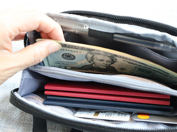 家族分のパスポートの収納＆管理がし易い専用ケースがあれば、子連れ海外旅行がスマートに。[PR]