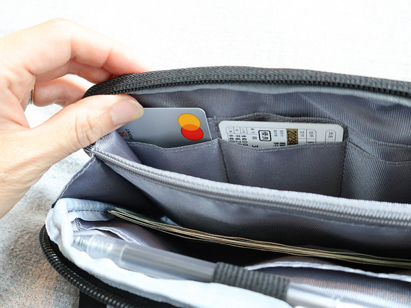 家族分のパスポートの収納＆管理がし易い専用ケースがあれば、子連れ海外旅行がスマートに。[PR]