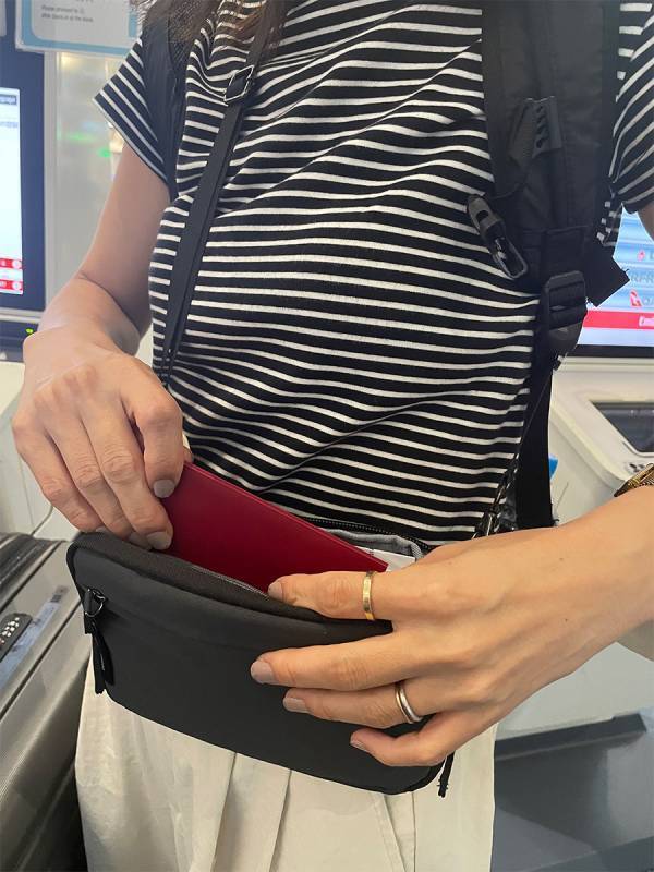 家族分のパスポートの収納＆管理がし易い専用ケースがあれば、子連れ海外旅行がスマートに。[PR]