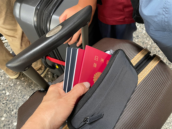 家族分のパスポートの収納＆管理がし易い専用ケースがあれば、子連れ海外旅行がスマートに。[PR]