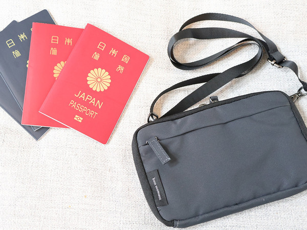 家族分のパスポートの収納＆管理がし易い専用ケースがあれば、子連れ海外旅行がスマートに。[PR]