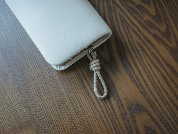 小さいのにちゃんと美しい、ラムレザー二つ折り財布[PR]