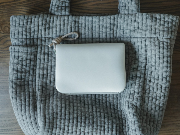 小さいのにちゃんと美しい、ラムレザー二つ折り財布[PR]