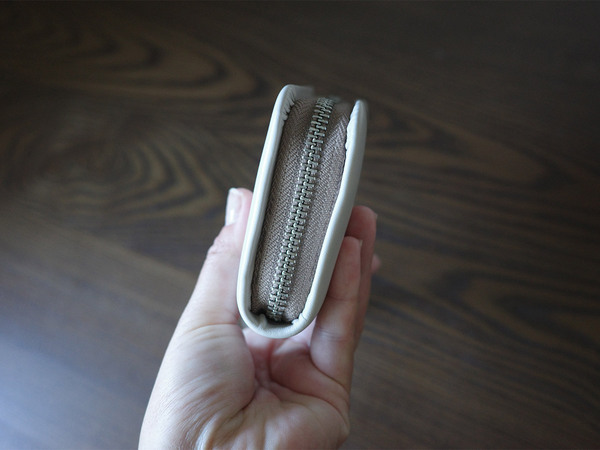 小さいのにちゃんと美しい、ラムレザー二つ折り財布[PR]