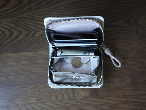 小さいのにちゃんと美しい、ラムレザー二つ折り財布[PR]