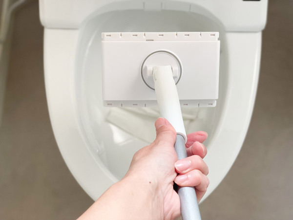 苦手なトイレの掃除を簡単にしてくれる、トイレ専用「ノータッチトイレワイパー」。[PR]