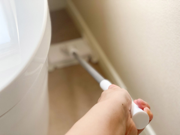 苦手なトイレの掃除を簡単にしてくれる、トイレ専用「ノータッチトイレワイパー」。[PR]