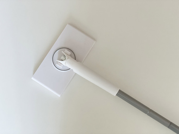 苦手なトイレの掃除を簡単にしてくれる、トイレ専用「ノータッチトイレワイパー」。[PR]