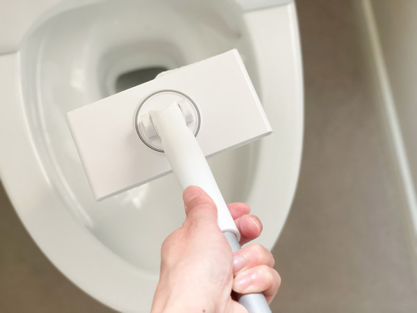 苦手なトイレの掃除を簡単にしてくれる、トイレ専用「ノータッチトイレワイパー」。[PR]