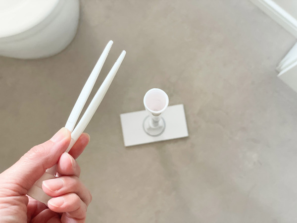 苦手なトイレの掃除を簡単にしてくれる、トイレ専用「ノータッチトイレワイパー」。[PR]