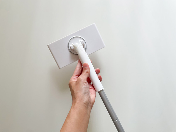 苦手なトイレの掃除を簡単にしてくれる、トイレ専用「ノータッチトイレワイパー」。[PR]