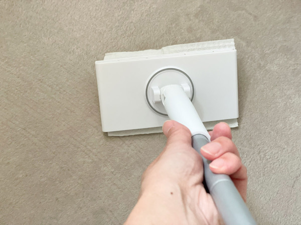 苦手なトイレの掃除を簡単にしてくれる、トイレ専用「ノータッチトイレワイパー」。[PR]