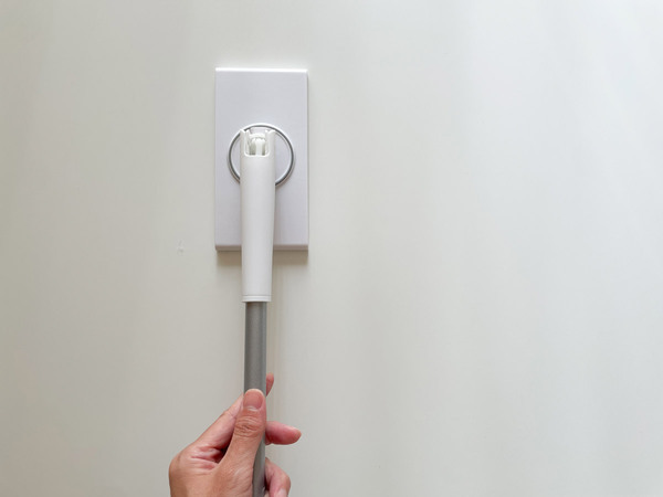 苦手なトイレの掃除を簡単にしてくれる、トイレ専用「ノータッチトイレワイパー」。[PR]