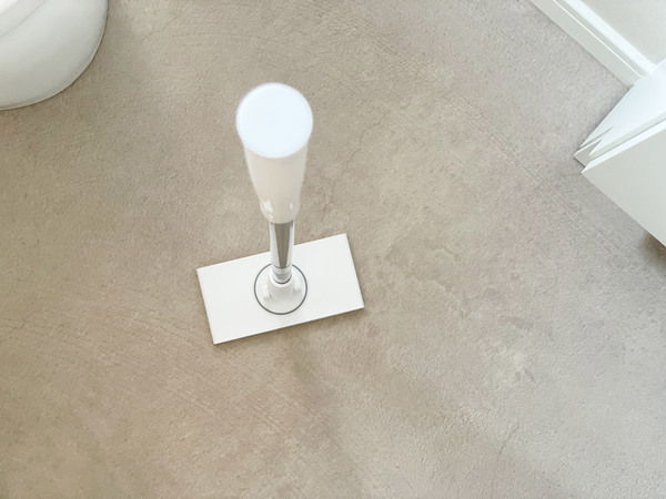 苦手なトイレの掃除を簡単にしてくれる、トイレ専用「ノータッチトイレワイパー」。[PR]