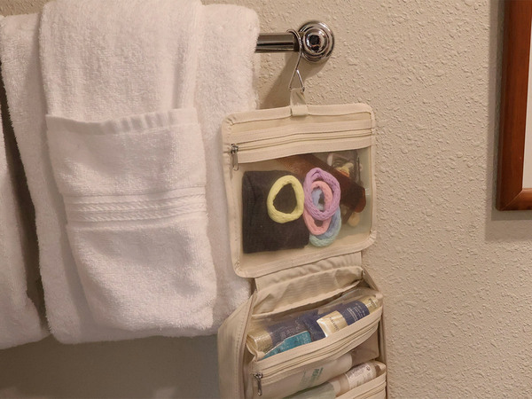 子連れ旅にはたっぷり入るLサイズの複数個使いが賢い？！「bon momentの吊り下げトラベルポーチ」[PR]