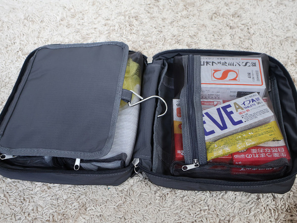 子連れ旅にはたっぷり入るLサイズの複数個使いが賢い？！「bon momentの吊り下げトラベルポーチ」[PR]