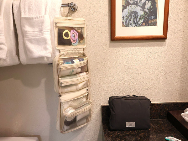 子連れ旅にはたっぷり入るLサイズの複数個使いが賢い？！「bon momentの吊り下げトラベルポーチ」[PR]