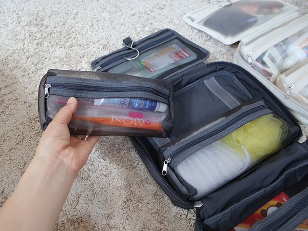 子連れ旅にはたっぷり入るLサイズの複数個使いが賢い？！「bon momentの吊り下げトラベルポーチ」[PR]