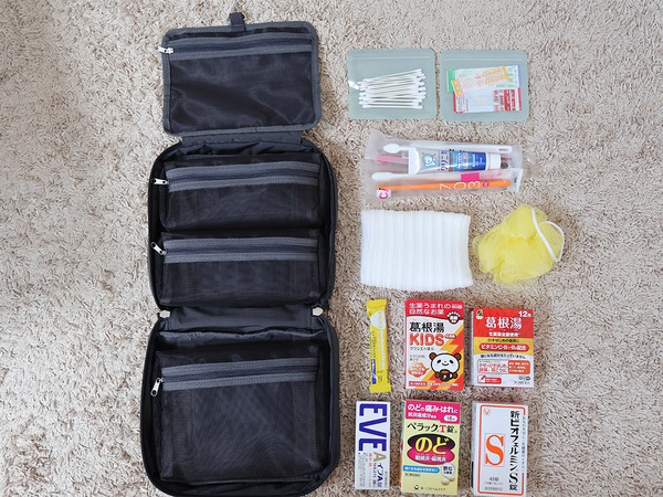 子連れ旅にはたっぷり入るLサイズの複数個使いが賢い？！「bon momentの吊り下げトラベルポーチ」[PR]