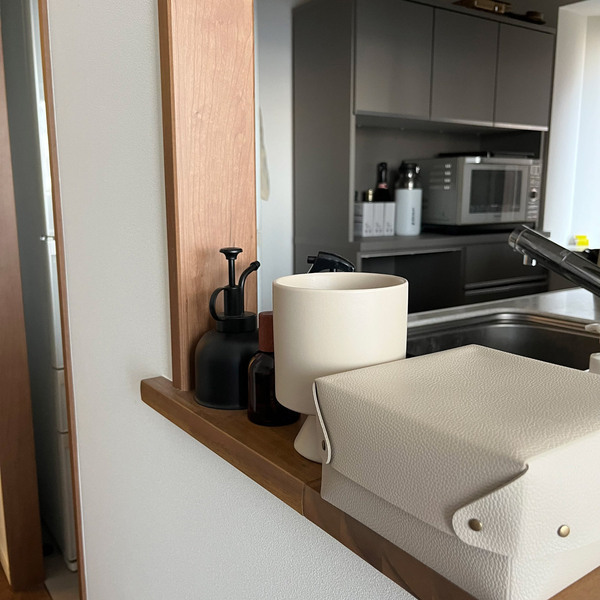 リビングの「こまごま小物」がすっきり。見せ置き収納が欲しい！から生まれた、整う収納箱[PR]