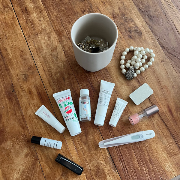 リビングの「こまごま小物」がすっきり。見せ置き収納が欲しい！から生まれた、整う収納箱[PR]