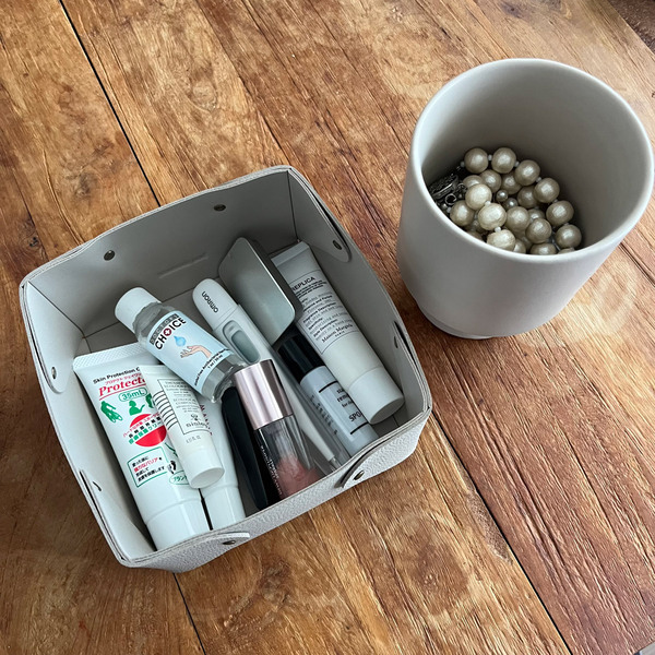 リビングの「こまごま小物」がすっきり。見せ置き収納が欲しい！から生まれた、整う収納箱[PR]