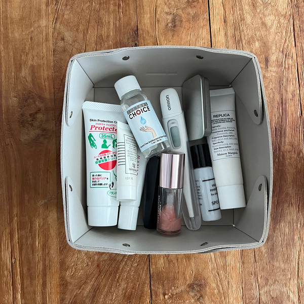 リビングの「こまごま小物」がすっきり。見せ置き収納が欲しい！から生まれた、整う収納箱[PR]