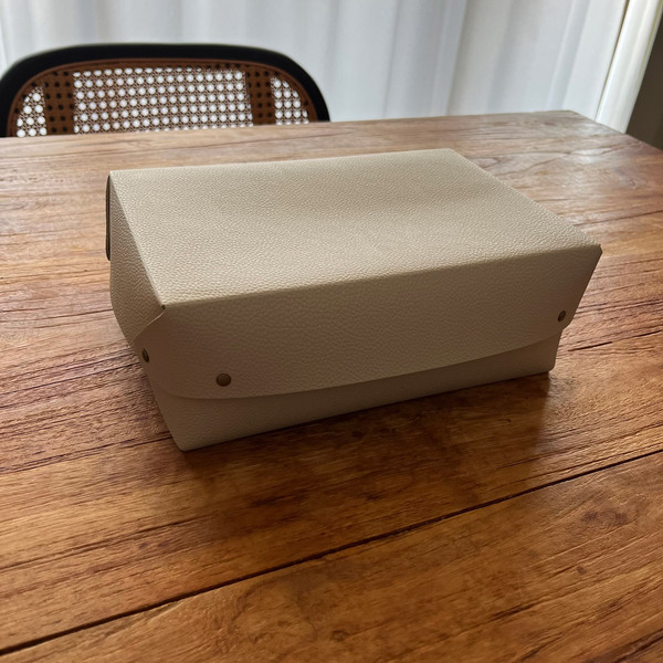 リビングの「こまごま小物」がすっきり。見せ置き収納が欲しい！から生まれた、整う収納箱[PR]